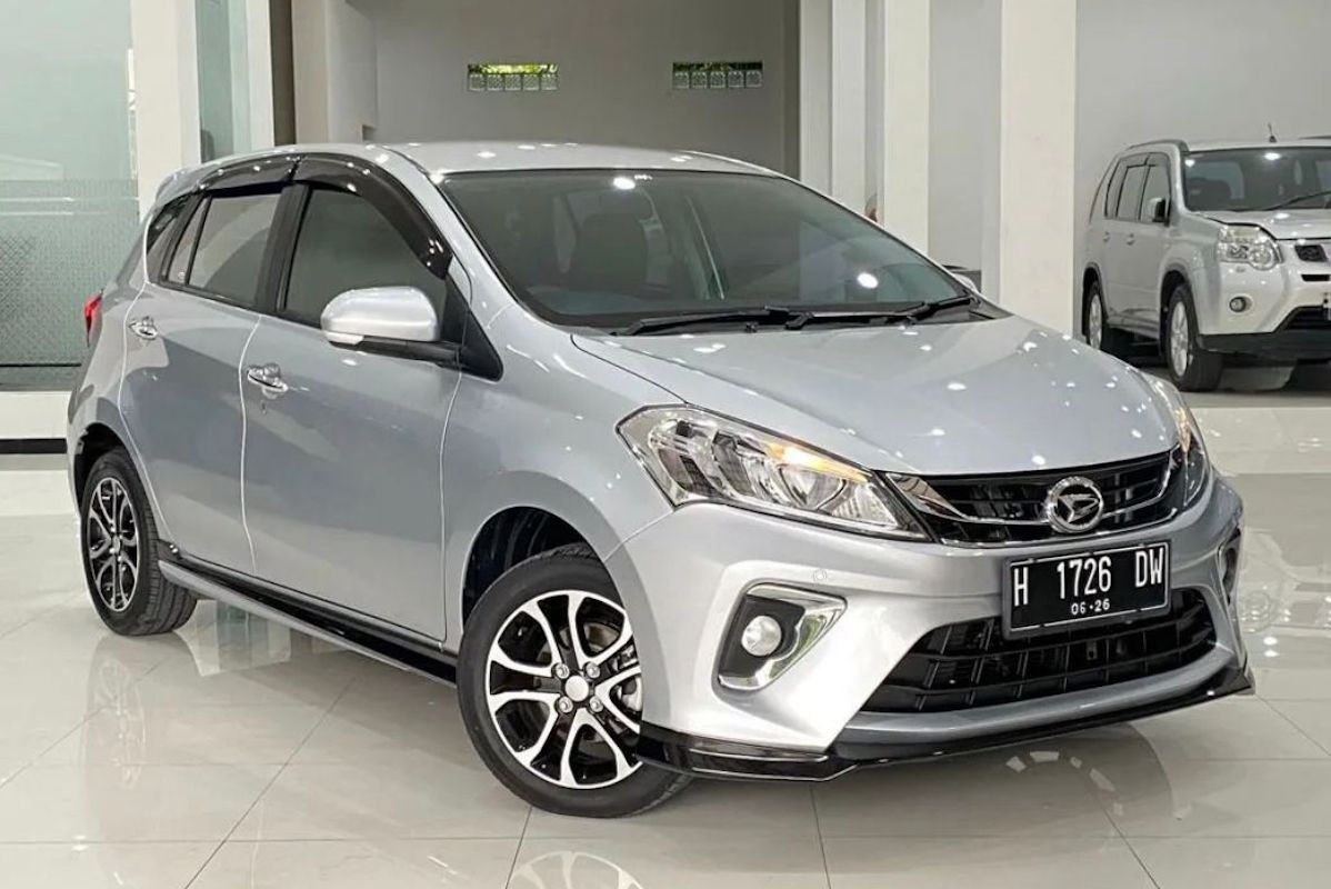 daihatsu sirion silver