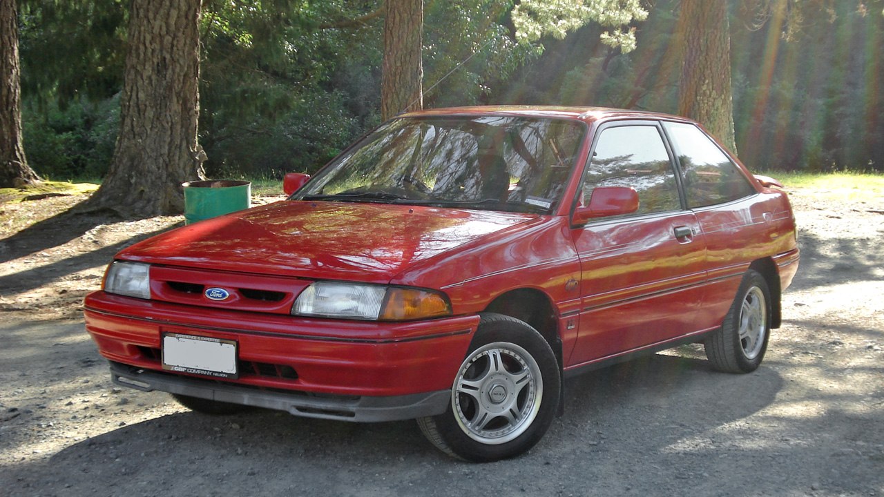 mobil ford laser