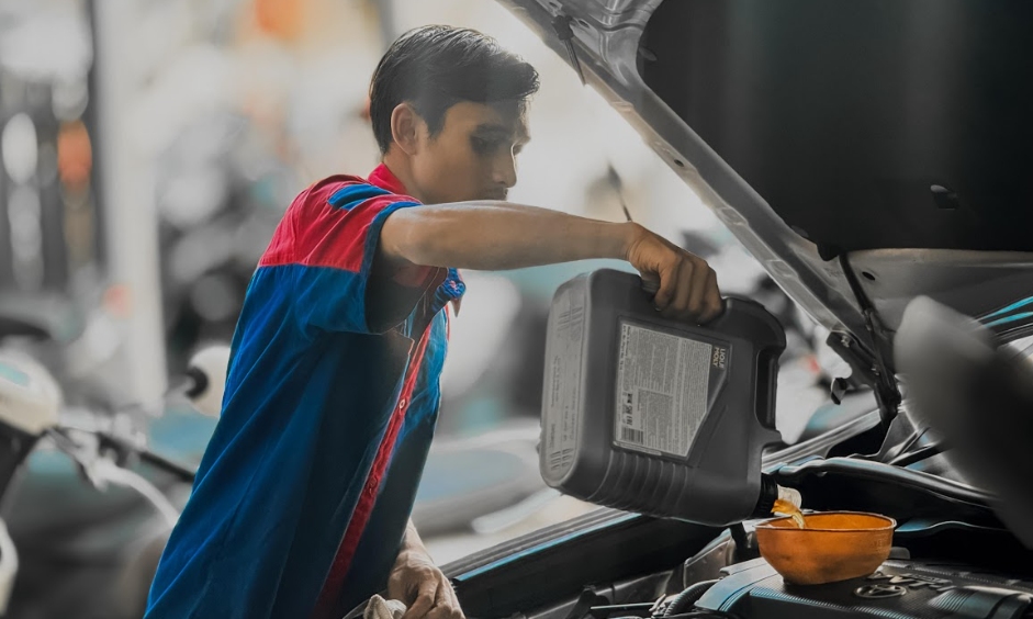 tuang oli mobil