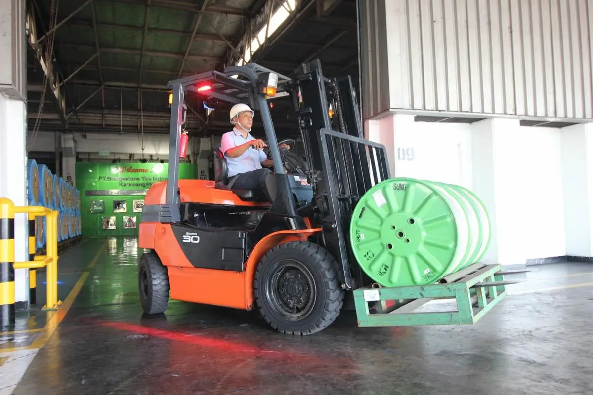 kapasitas oli mesin forklift mitsubishi​