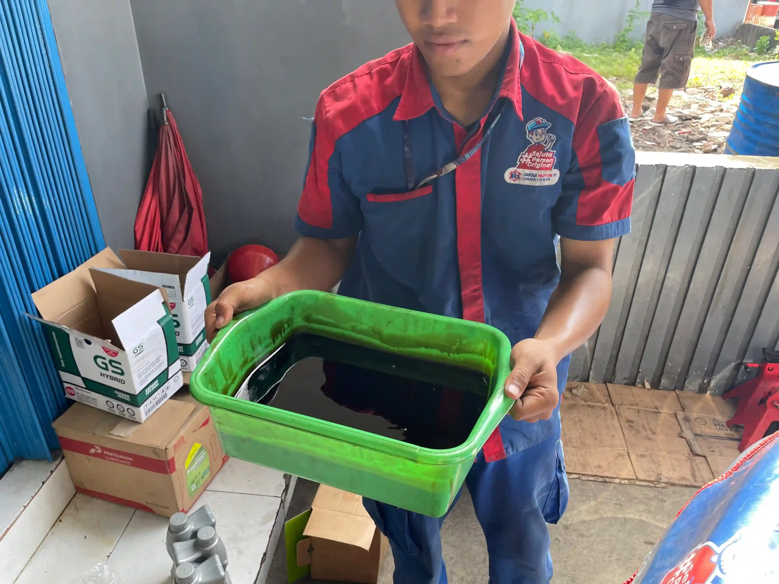 kenapa oli mobil bisa bocor​