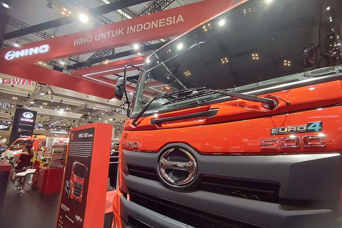 kapasitas oli mesin hino 500